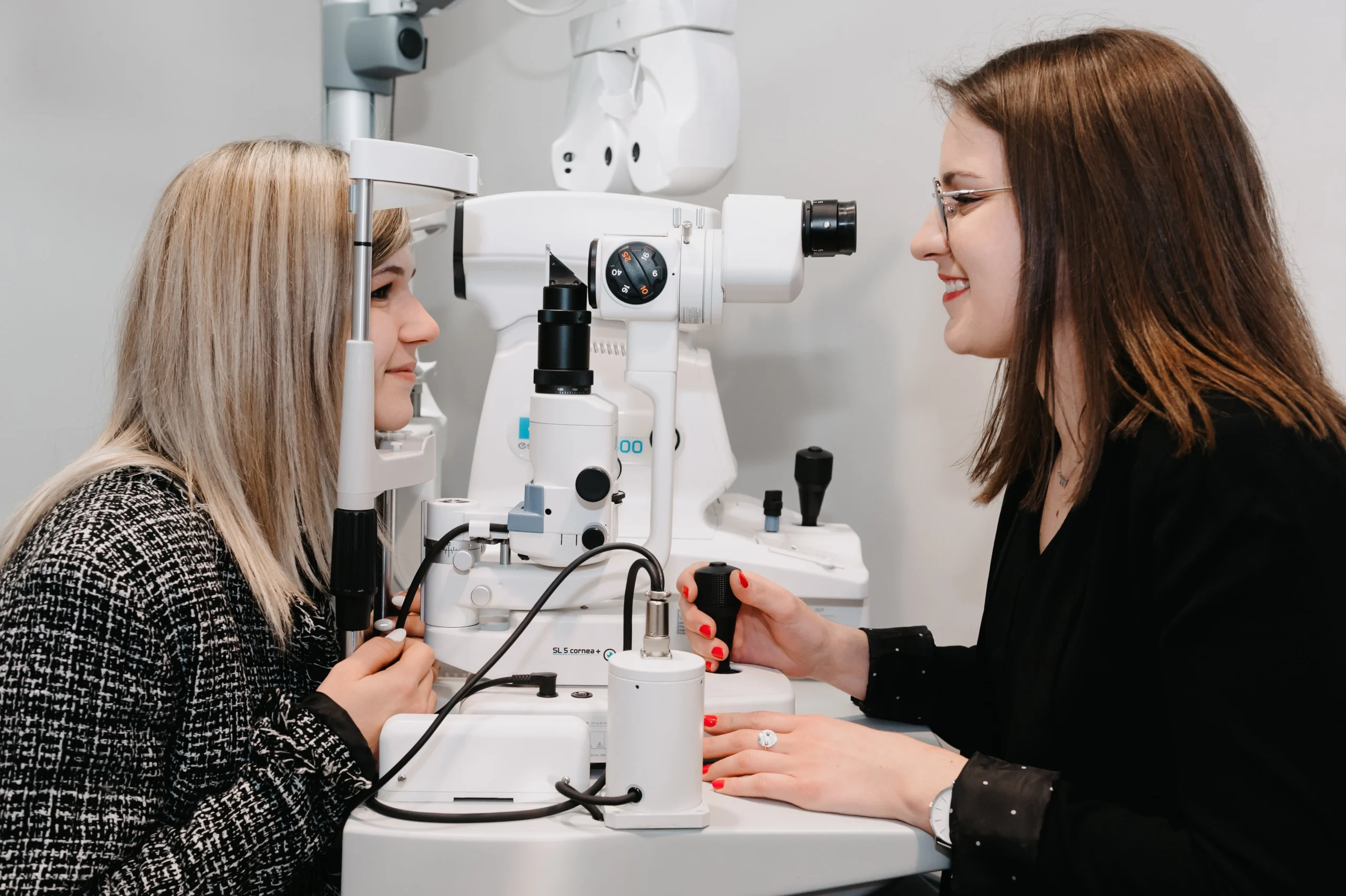 Une opticienne examine la vue d'une cliente