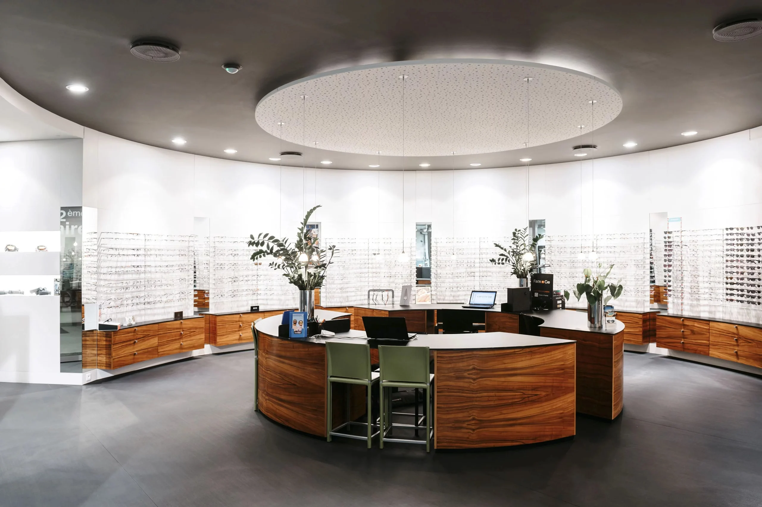 Intérieur du magasin avec son ilot central en bois et ses présentoirs à lunettes