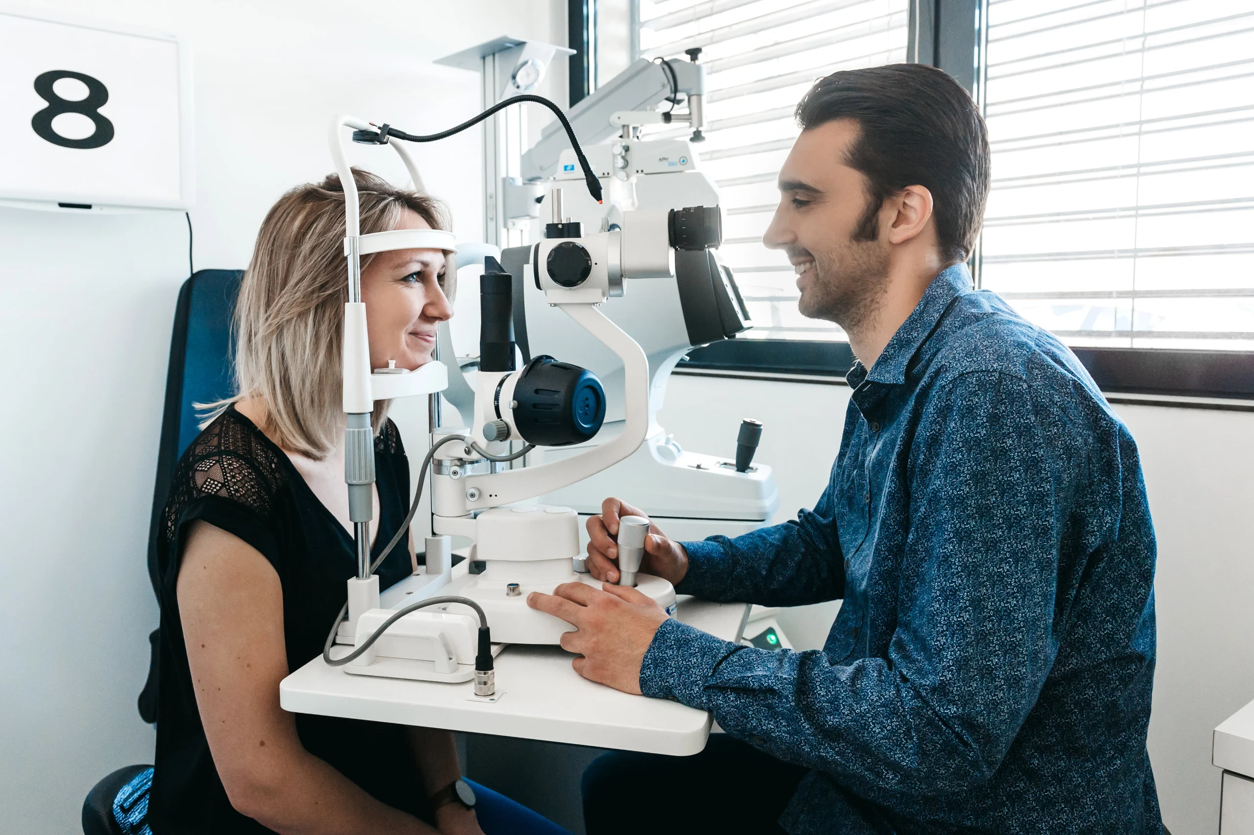 Un opticien examine la vue d'une cliente