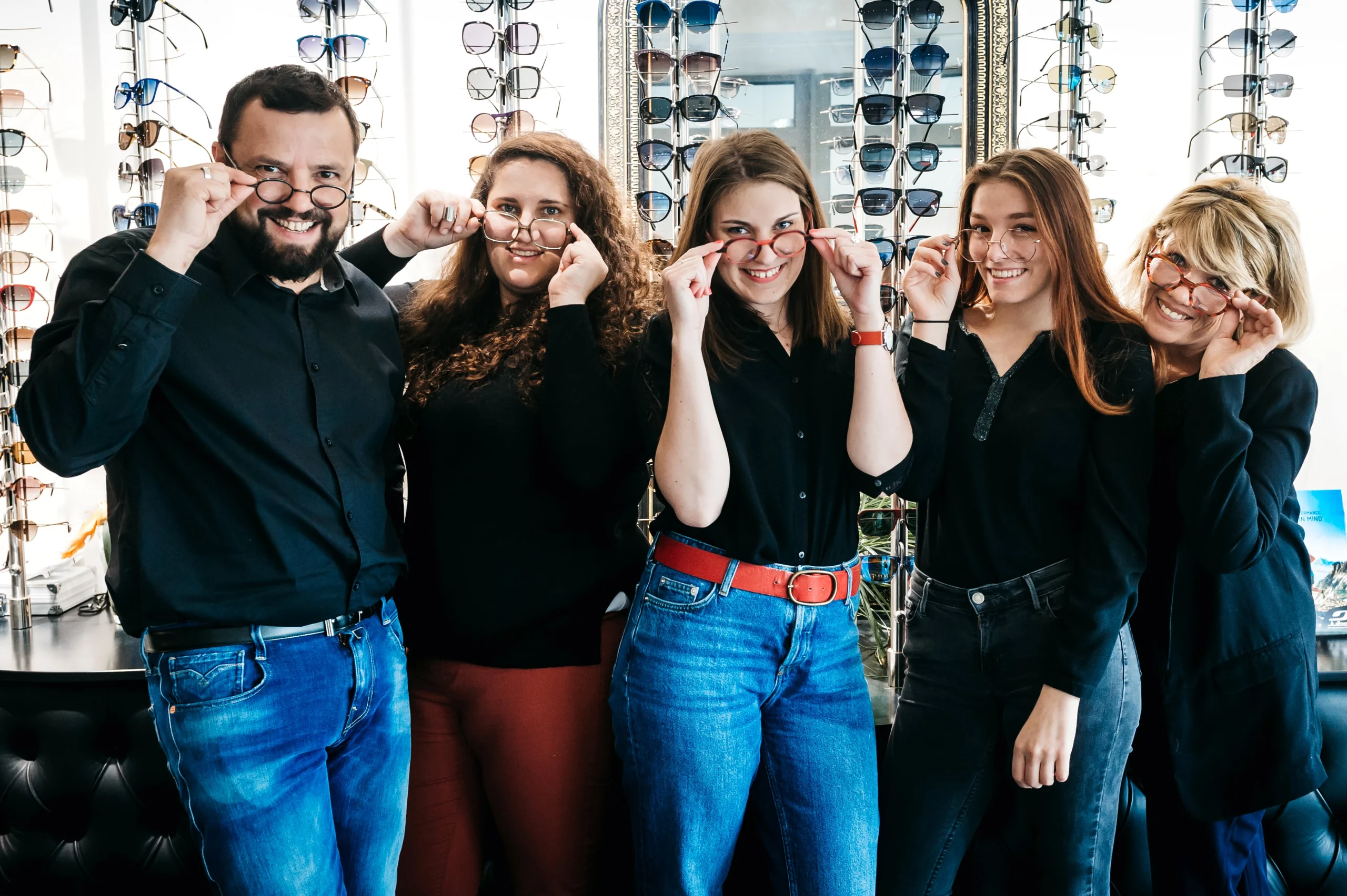 L'équipe d'Optitude pose avec des lunettes