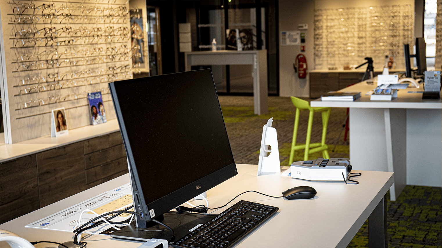 Intérieur du magasin avec son bureau doté d'un poste informatique