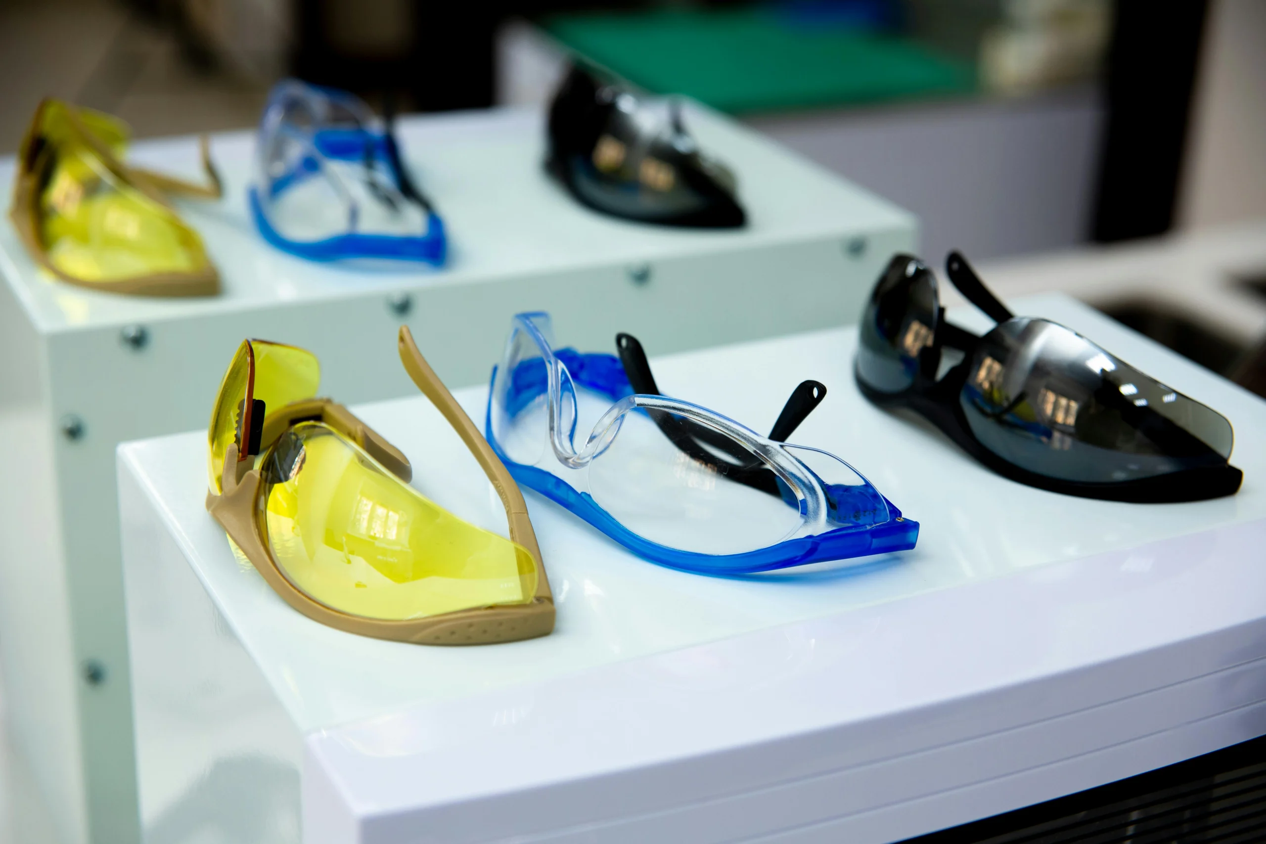pexels-babydov-7789650 Des paires de lunettes de protection jaunes, bleues et noires posées